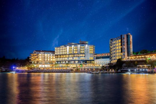 CHARISMA DE LUXE HOTEL